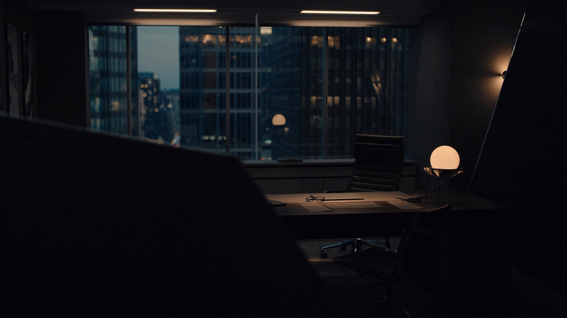Bureau de direction au crépuscule, vue sur la ville
